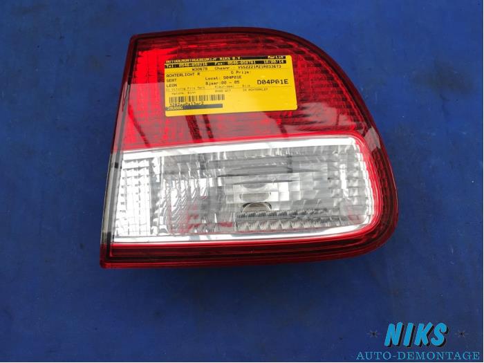 Taillight, right from a Seat Leon (1M1) 1.8 20V 2000