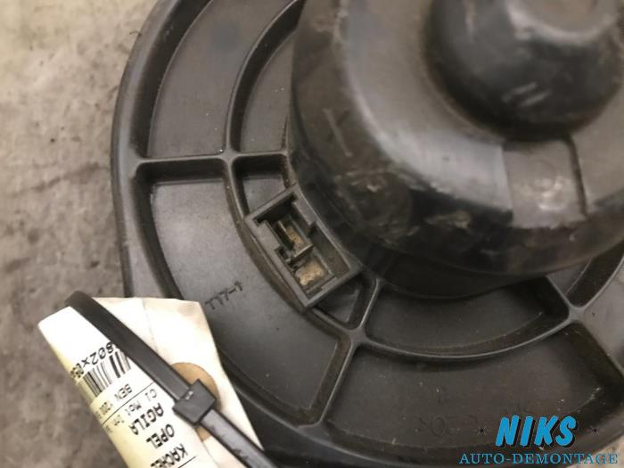 Kachel Ventilatiemotor van een Opel Agila 2000