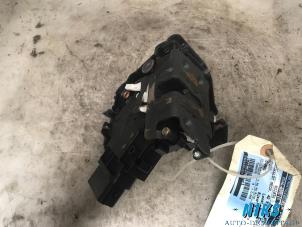 Używane Mechanizm blokady drzwi prawych przednich wersja 4-drzwiowa Ford C-Max Cena na żądanie oferowane przez Niks autodemontage