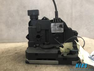 Begagnade Dörrlåsmekanism, 2-dörrars, höger Opel Corsa Pris på förfrågan erbjuds av Niks autodemontage