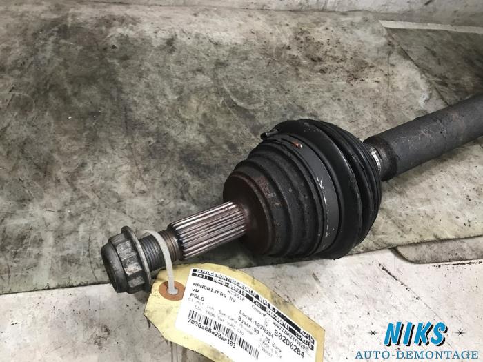 Eje de transmisión derecha delante de un Volkswagen Polo III (6N1) 1.9 SDI 1999