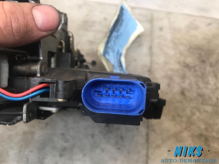 Door lock mechanism 2-door, right from a Volkswagen Caddy 2004