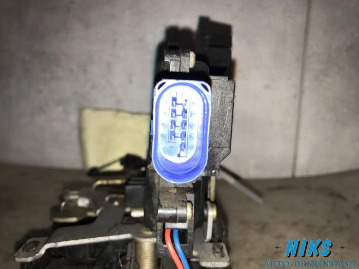 Door lock mechanism 2-door, right from a Volkswagen Caddy 2004