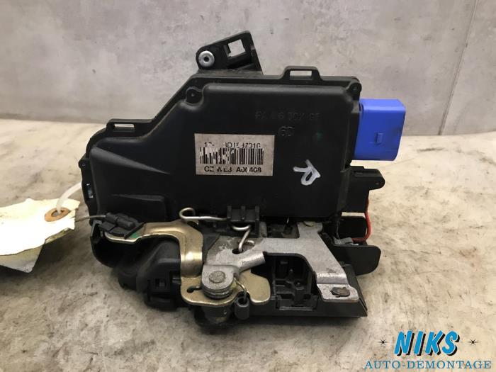 Door lock mechanism 2-door, right from a Volkswagen Caddy 2004