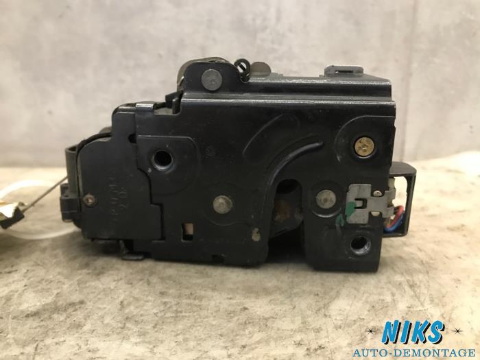 Door lock mechanism 2-door, right from a Volkswagen Caddy 2004