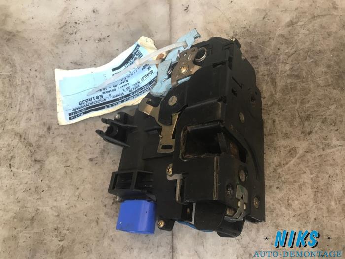 Door lock mechanism 2-door, right from a Volkswagen Caddy 2004