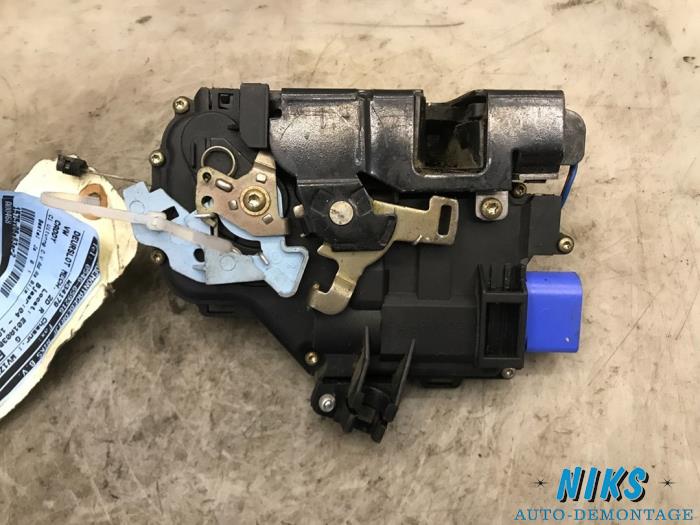 Door lock mechanism 2-door, right from a Volkswagen Caddy 2004