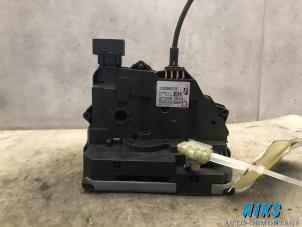 Begagnade Dörrlåsmekanism, 2-dörrars, höger Opel Corsa Pris på förfrågan erbjuds av Niks autodemontage