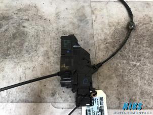 Gebrauchte Türschlossmechanik 2-türig rechts Peugeot 207 Preis auf Anfrage angeboten von Niks autodemontage