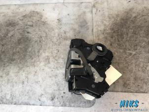 Begagnade Dörrlåsmekanism, 4-dörrars, vänster fram Daihatsu Sirion Pris på förfrågan erbjuds av Niks autodemontage