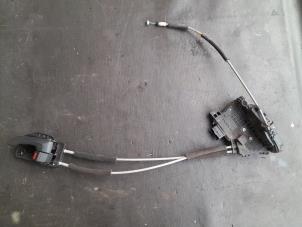 Gebruikte Deurslot Mechaniek 4Deurs links-achter Kia Soul I (AM) 1.6 CRDi 16V Prijs € 40,00 Margeregeling aangeboden door Autosloopbedrijf H.C.Stouten