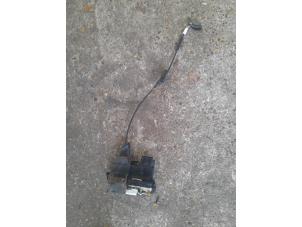 Gebruikte Deurslot Mechaniek 4Deurs links-achter Ford Fusion 1.4 16V Prijs € 40,00 Margeregeling aangeboden door Autosloopbedrijf H.C.Stouten