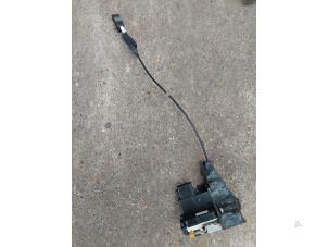 Gebruikte Deurslot Mechaniek 4Deurs links-achter Ford Fusion 1.4 16V Prijs € 50,00 Margeregeling aangeboden door Autosloopbedrijf H.C.Stouten