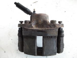 Begagnade Främre bromsok, höger Renault Clio II (BB/CB) 1.4 16V Pris på förfrågan erbjuds av Autosloopbedrijf H.C.Stouten