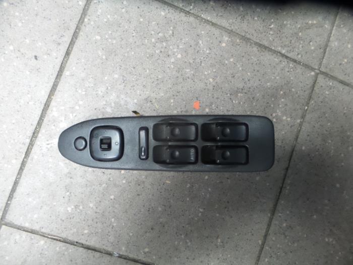 Brytare, eldrivna fönster från en Mazda 323 (BA12) 1.8i 16V 1997