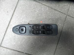 Gebruikte Schakelaar Elektrisch Raam Mazda 323 (BA12) 1.8i 16V Prijs € 40,00 Margeregeling aangeboden door Autosloopbedrijf H.C.Stouten