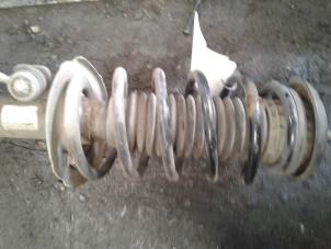 Gebruikte Veerpoot links-voor Peugeot 207/207+ (WA/WC/WM) 1.6 16V VTi Prijs € 35,00 Margeregeling aangeboden door Autodemontage de Zaag