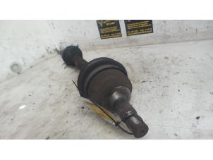 Gebruikte Aandrijfas rechts-voor Peugeot 207/207+ (WA/WC/WM) 1.6 HDi 16V Prijs € 35,00 Margeregeling aangeboden door Autodemontage de Zaag