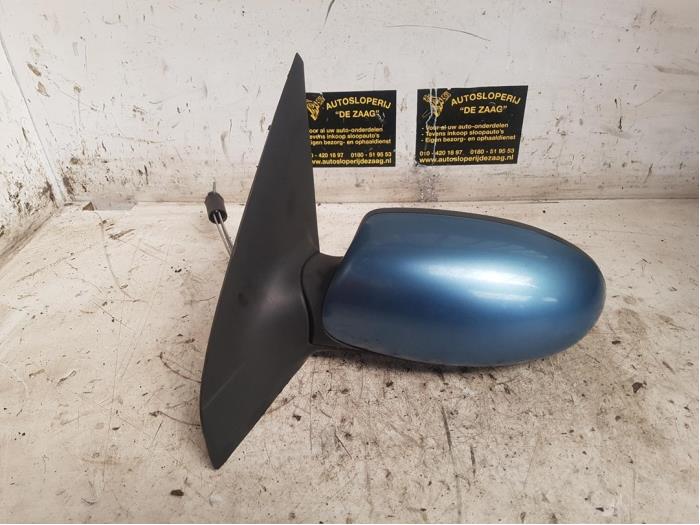 Buitenspiegel links van een Ford Focus 1 Wagon 1.8 TDdi 2000