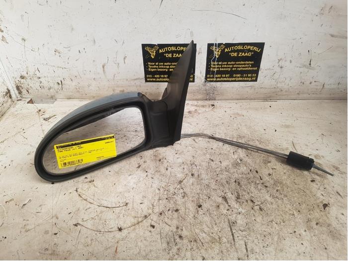 Buitenspiegel links van een Ford Focus 1 Wagon 1.8 TDdi 2000