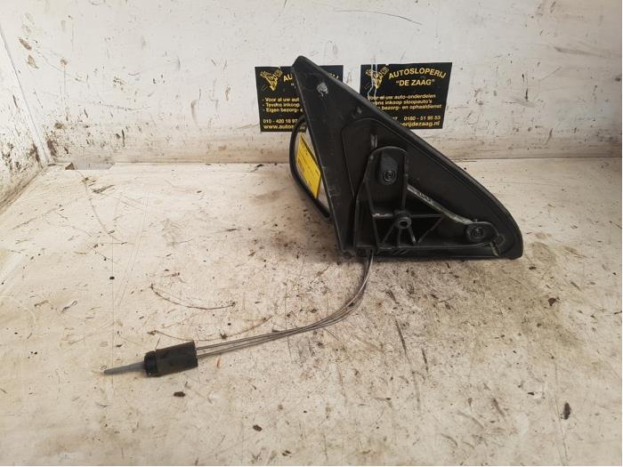 Buitenspiegel links van een Ford Focus 1 Wagon 1.8 TDdi 2000