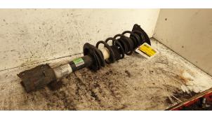 Gebruikte Schokdemperpoot links-voor Mitsubishi Colt (Z2/Z3) 1.1 12V Prijs € 35,00 Margeregeling aangeboden door Autodemontage de Zaag