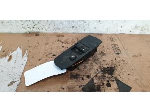 Gebruikte Ruit schakelaar elektrisch Mitsubishi Colt (Z2/Z3) 1.1 12V Prijs € 20,00 Margeregeling aangeboden door Autodemontage de Zaag