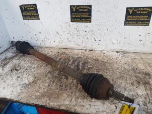 Gebruikte Aandrijfas rechts-voor Peugeot 207 CC (WB) 1.6 16V Prijs € 30,00 Margeregeling aangeboden door Autodemontage de Zaag