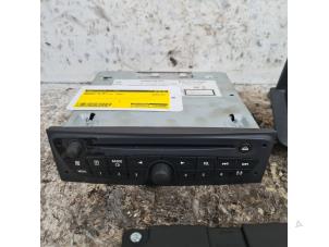 Używane Zestaw nawigacji Renault Clio III (BR/CR) 1.2 16V 75 Cena € 200,00 Procedura marży oferowane przez Autodemontage de Zaag