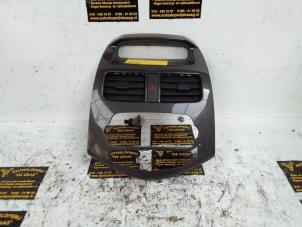 Gebruikte Middenconsoles Chevrolet Spark 1.2 16V Prijs € 30,00 Margeregeling aangeboden door Autodemontage de Zaag