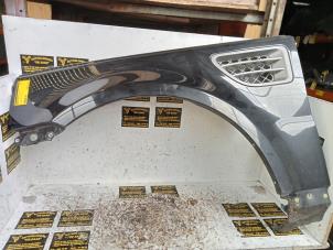 Gebruikte Spatbord links-voor Landrover Range Rover Sport (LS) 2.7 TDV6 24V Prijs € 75,00 Margeregeling aangeboden door Autodemontage de Zaag