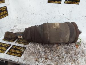 Gebruikte Schokdemperpoot rechts-achter Landrover Range Rover Sport (LS) 2.7 TDV6 24V Prijs € 100,00 Margeregeling aangeboden door Autodemontage de Zaag