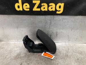 Gebruikte Armleuning Volvo V40 (MV) 2.0 D2 16V Prijs € 40,00 Margeregeling aangeboden door Autodemontage de Zaag
