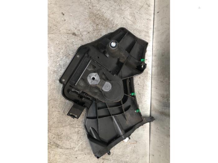 Bumpersteun rechts-achter van een Volvo V40 (MV) 2.0 D2 16V 2015