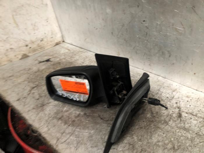 Wing mirror, left from a Ford Focus 2 Wagon 1.6 TDCi 16V 90 2008