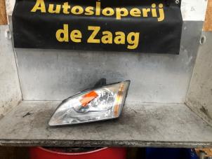 Gebruikte Koplamp links Ford Focus 2 Wagon 1.6 TDCi 16V 90 Prijs € 45,00 Margeregeling aangeboden door Autodemontage de Zaag