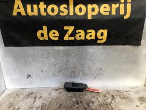 Gebruikte Ruit schakelaar elektrisch Mitsubishi Colt (Z2/Z3) 1.3 16V Prijs € 20,00 Margeregeling aangeboden door Autodemontage de Zaag
