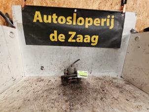 Gebruikte Remklauw (Tang) rechts-voor Ford Focus C-Max 1.8 16V Prijs € 20,00 Margeregeling aangeboden door Autodemontage de Zaag