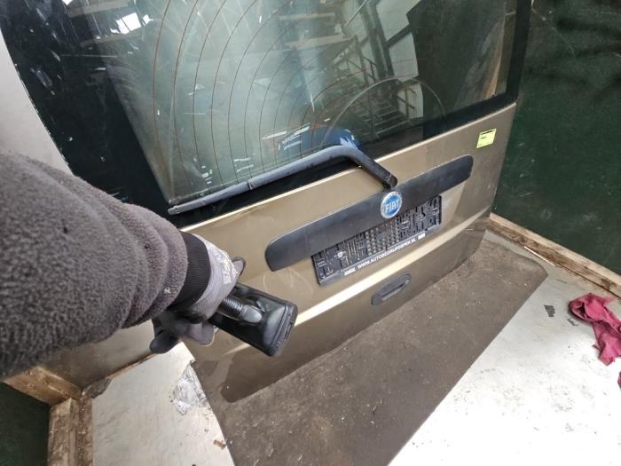 Baklucka från en Fiat Doblo (223A/119) 1.4 2006