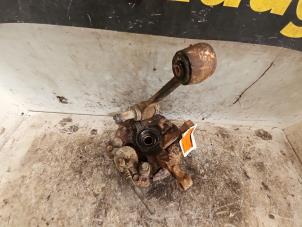 Gebruikte Fusee links-voor Kia Rio (DC22/24) 1.5 RS,LS 16V Prijs € 45,00 Margeregeling aangeboden door Autodemontage de Zaag