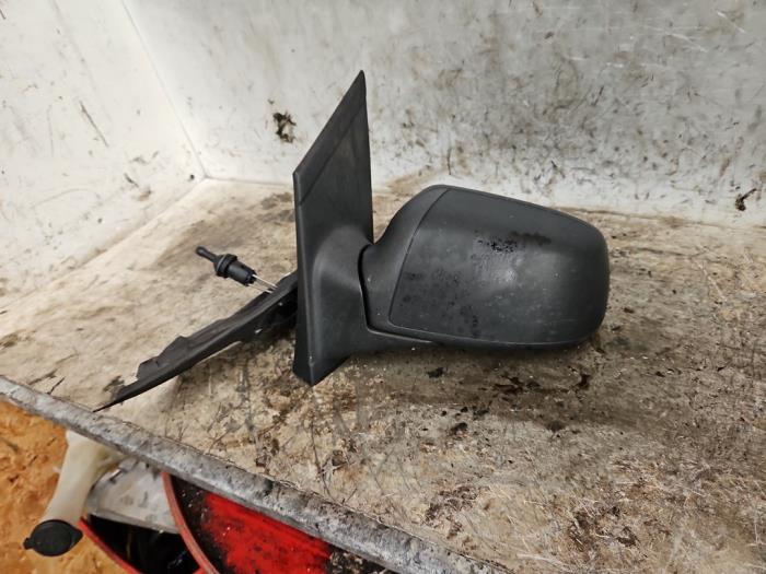 Buitenspiegel links van een Ford Focus 2 1.6 16V 2006