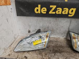 Gebruikte Koplamp links Ford Focus 2 1.6 16V Prijs € 40,00 Margeregeling aangeboden door Autodemontage de Zaag