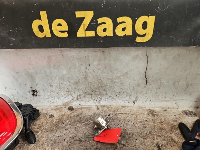 Högtryckspump från en MINI Mini Convertible (F57) 1.5 12V Cooper 2017