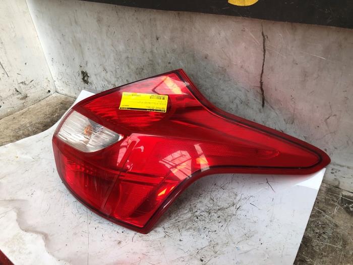 Achterlicht rechts van een Ford Focus 3 1.0 Ti-VCT EcoBoost 12V 125 2013