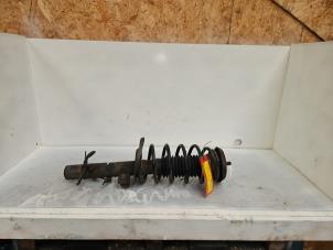 Gebruikte Veerpoot links-voor Peugeot 207/207+ (WA/WC/WM) 1.6 16V VTi Prijs € 35,00 Margeregeling aangeboden door Autodemontage de Zaag