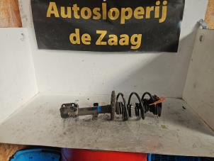 Gebruikte Schokdemperpoot links-voor Renault Captur (2R) 0.9 Energy TCE 12V Prijs € 50,00 Margeregeling aangeboden door Autodemontage de Zaag