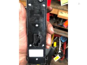 Gebruikte Schakelaar Elektrisch Raam Ford Focus C-Max 1.8 16V Prijs € 20,00 Margeregeling aangeboden door Autodemontage de Zaag
