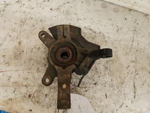 Gebruikte Fusee links-voor Chevrolet Spark (M300) 1.0 16V Prijs € 35,00 Margeregeling aangeboden door Autodemontage de Zaag