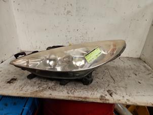 Gebruikte Linker Koplamp Peugeot 207/207+ (WA/WC/WM) 1.4 16V VTi Prijs € 40,00 Margeregeling aangeboden door Autodemontage de Zaag