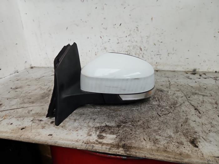 Buitenspiegel links van een Ford Focus 3 Wagon 1.0 Ti-VCT EcoBoost 12V 100 2016